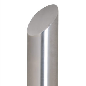 CITY — Borne en acier inoxydable BERLIN 45, diamètre 108 mm, tête de borne inclinée à 45°, hauteur hors sol 900 mm