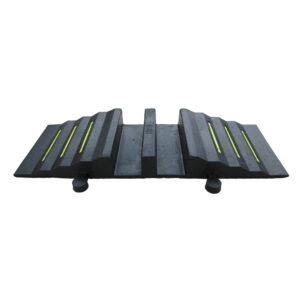 MORION — MORION Pont pour tuyaux, noir, avec bandes réfléchissantes jaunes, 855 x 300 x 85 mm